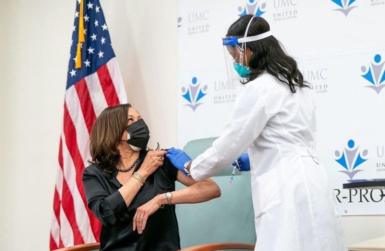 Kamala Harris é vacinada contra a Covid-19: “Incrivelmente grata”