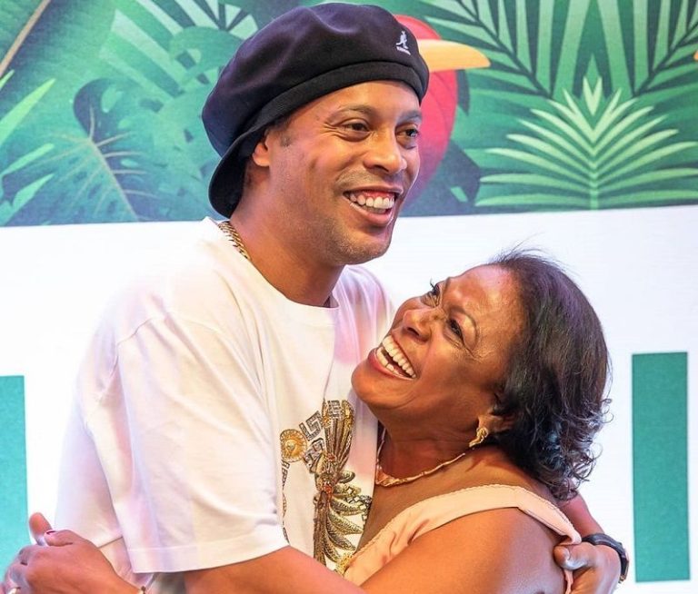 Mãe de Ronaldinho Gaúcho está em CTI com Covid e ex-jogador pede orações