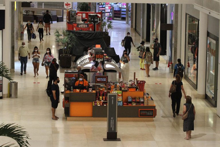 Shoppings em cidades com risco alto vão ter de fechar mais cedo aos sábados