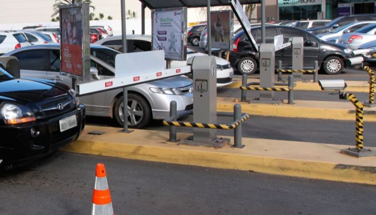 Shoppings vão liberar áreas de estacionamento para mutirões de vacinação