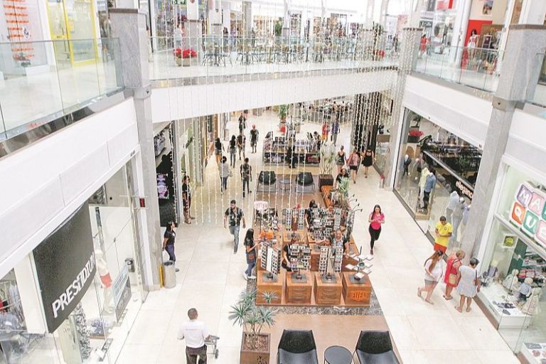 Lojas de shopping vão poder abrir aos sábados nas cidades de risco alto