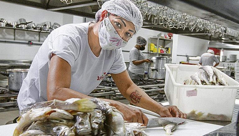 Empresas abrem 1.933 vagas de emprego e estágio