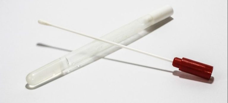 China usa teste anal com cotonete para detectar Covid-19: “técnica mais precisa”