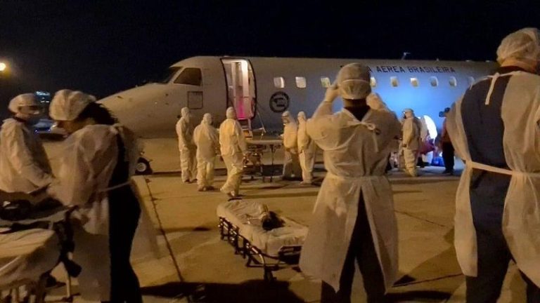Covid: 18 pacientes de Manaus chegam de avião ao Estado