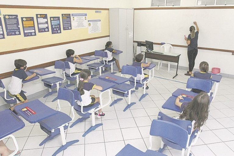 “Retorno presencial das aulas é uma irresponsabilidade”, diz entidade de escolas municipais do Estado