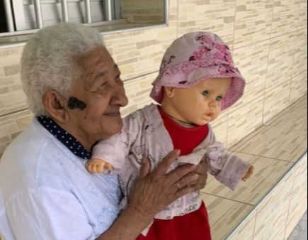 Idosa pede para que boneca também receba a vacina contra a Covid-19