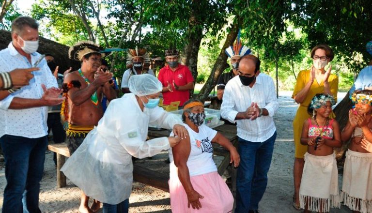 Mãe de cacique, indígena de 72 anos é a primeira a ser vacinada em Aracruz