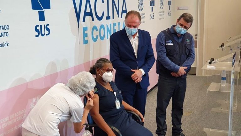 Vacina pode ser aplicada por profissional de saúde sem luvas?