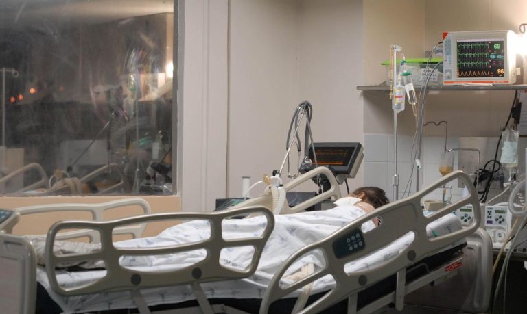 Médica faz piada após intubar dois pacientes: “Mais um eu peço música”