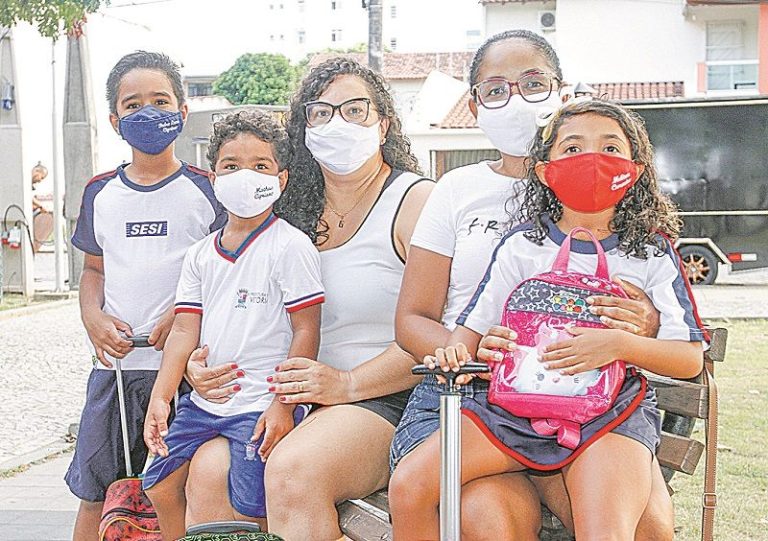 Máscaras com o nome dos filhos para a volta às aulas