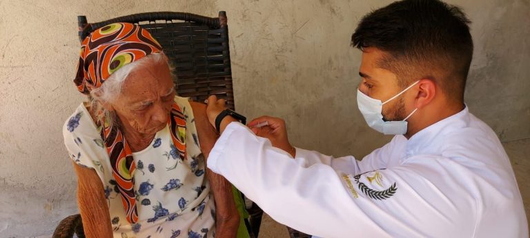 Moradora mais idosa do Estado é vacinada contra Covid e quer viver mais 50 anos