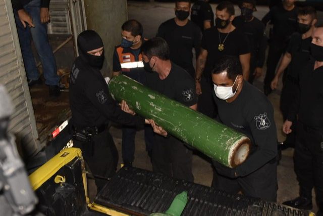 Polícia apreende 33 cilindros de oxigênio escondidos por empresa em Manaus