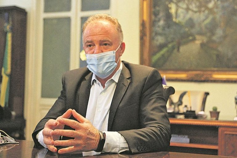 “Vou abrir concurso para PM e professores este ano”, diz Casagrande