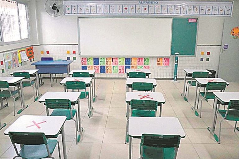 Escolas públicas voltarão a ter aulas presenciais até 1º de março