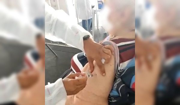 Técnica de enfermagem finge vacinar idosa de 97 anos e é afastada