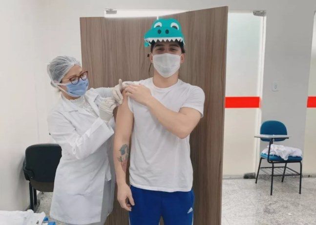 Fantasiado de jacaré, técnico em enfermagem é vacinado contra a Covid