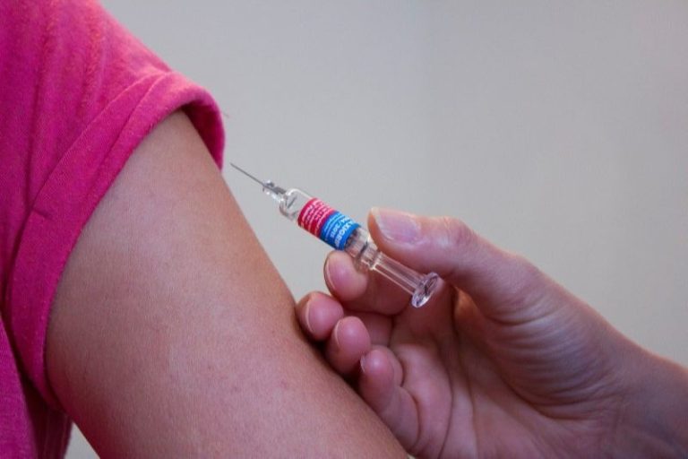 Covid-19: Johnson & Johnson diz que dose única de vacina é 66% eficaz