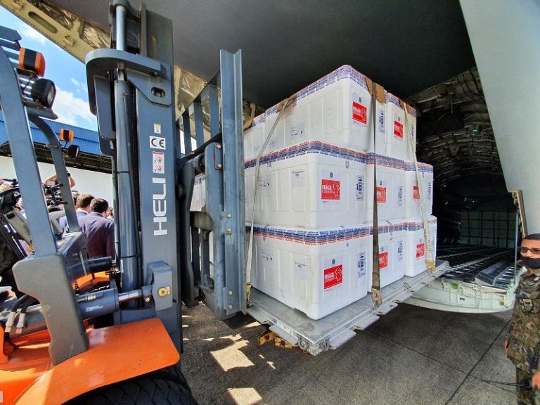 Vacinas começam a ser distribuídas. Veja a divisão de doses por estado