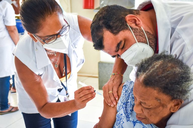 Idosa de 103 anos é vacinada em Alegre