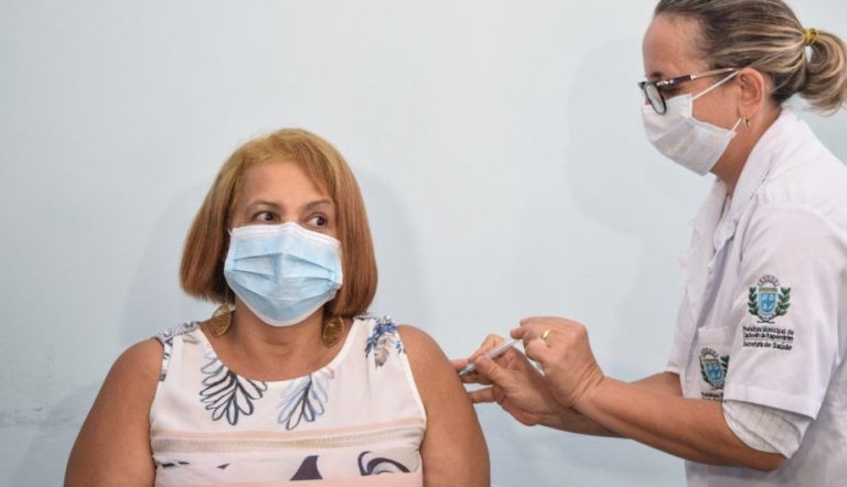 “Grande conquista para o mundo”, comemora primeira vacinada contra Covid em Cachoeiro