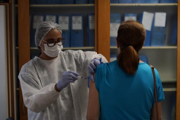 Em janeiro, Brasil deve ter doses para só 30% do público inicial