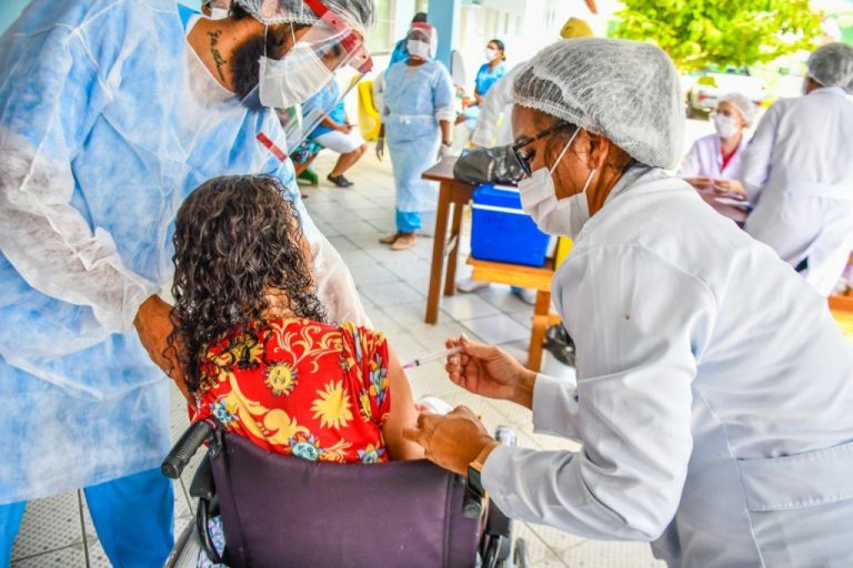 Linhares imuniza 500 pessoas contra a Covid no primeiro dia de vacinação