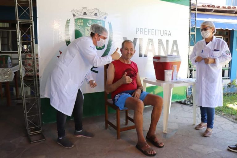 Viana vacina idoso e foi a primeira cidade capixaba a começar imunização