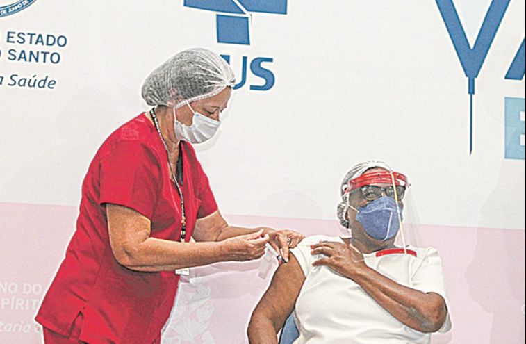 Vacinadora chora após ser imunizada de surpresa em evento: “Significa esperança”