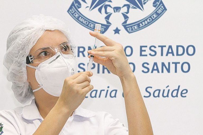 Vacinadora descreve emoção de aplicar primeira vacina no Estado: “Mão tremeu um pouco”