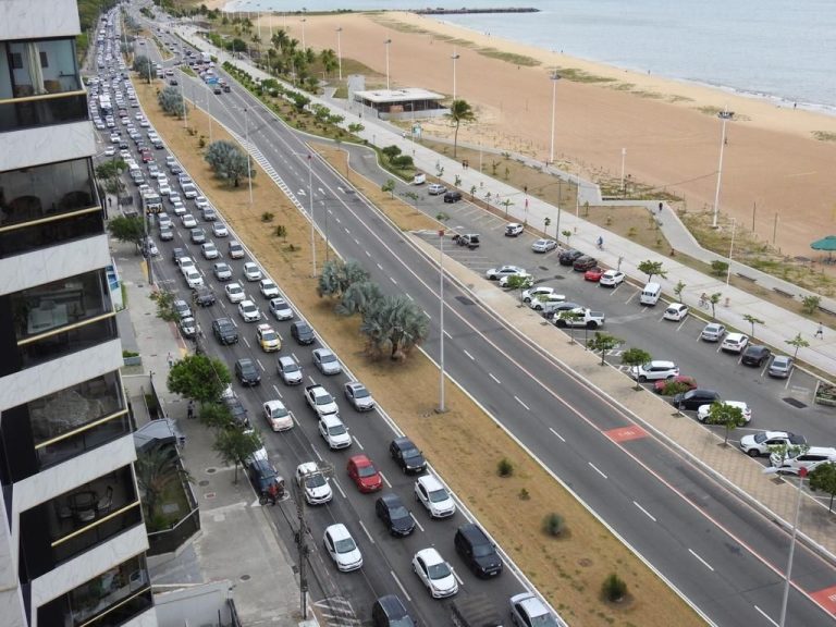 Acidente entre duas motos deixa trânsito lento em Camburi