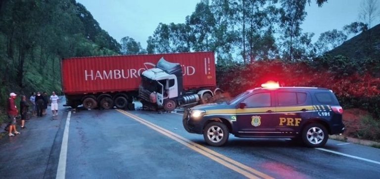 Acidente entre duas carretas deixa 4 feridos na BR-262, no Sul do Estado