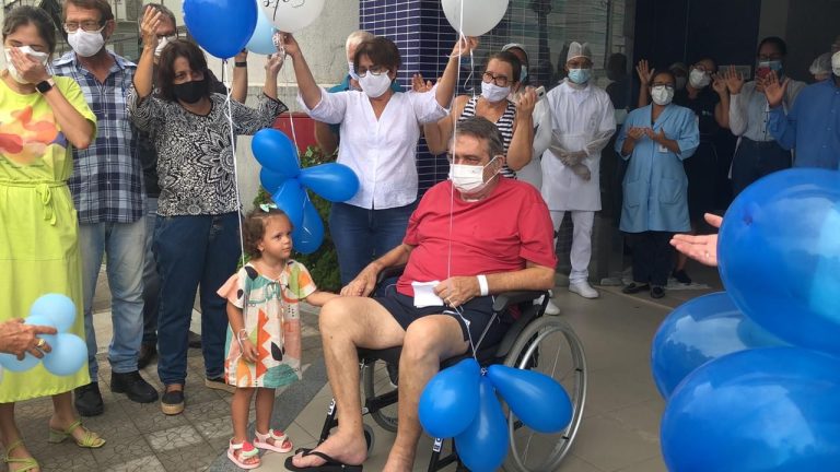 Médico Paulo Faé recebe alta após 51 dias internado por causa da Covid-19
