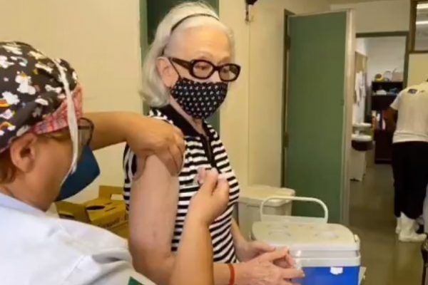Aos 91 anos, Fernanda Montenegro recebe vacina contra a Covid-19