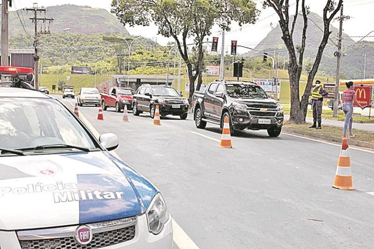 Multas e bloqueios contra multidão durante Carnaval