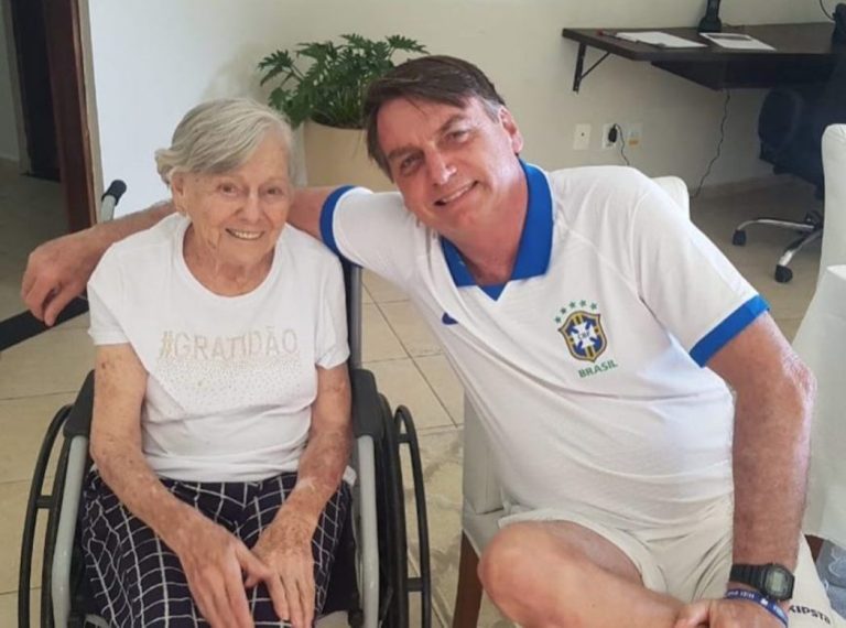Mãe do presidente Bolsonaro é vacinada em casa contra a Covid-19