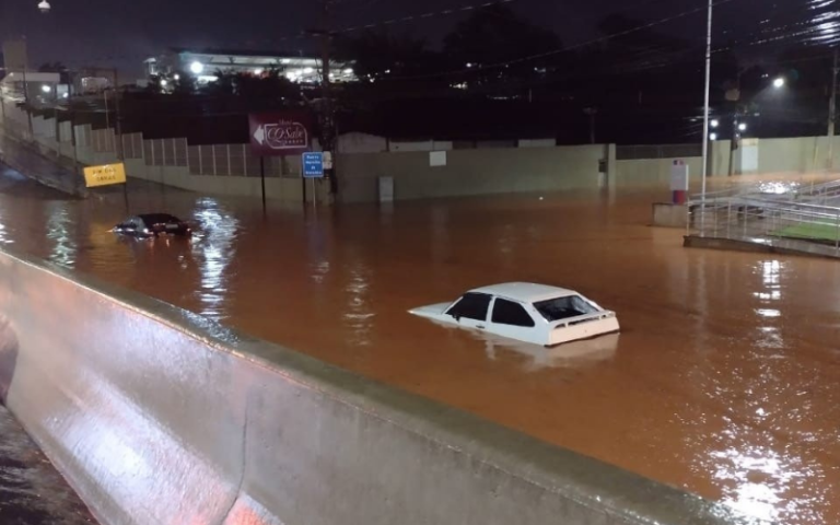 VÍDEO | Carros ficam debaixo d’água na BR-101 em Viana e pista é interditada