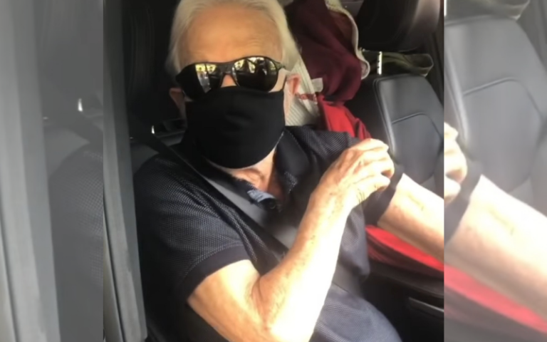 VÍDEO | Cid Moreira é vacinado contra a Covid aos 93 anos