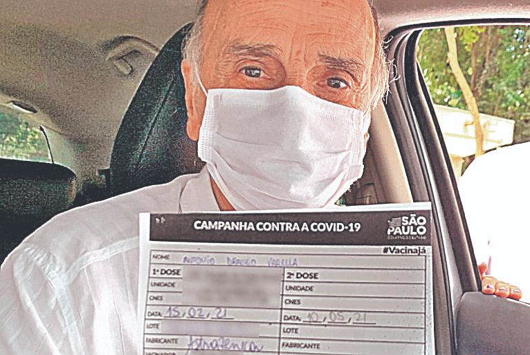 Dr. Drauzio Varella é vacinado contra a Covid-19