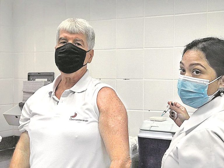 Médico é vacinado e se emociona ao lembrar colegas que morreram