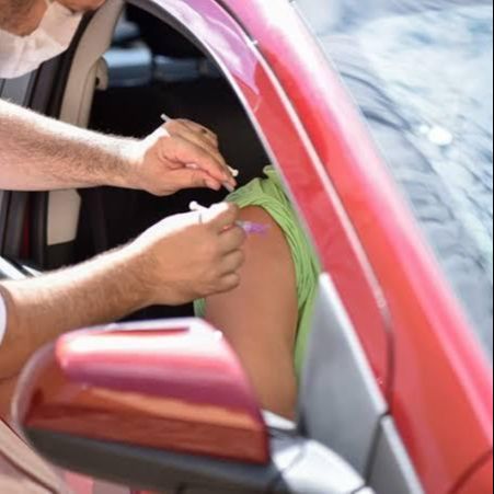Drive thru para vacinar idosos com mais de 90 anos em Guarapari