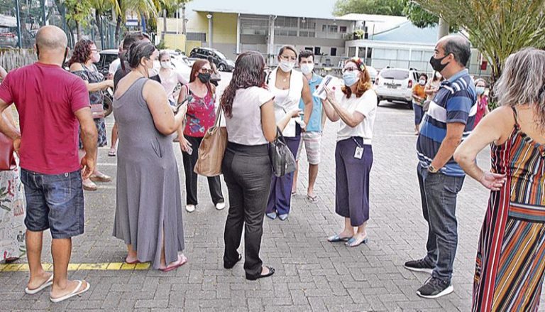 Tumulto entre profissionais de saúde na vacinação em Vitória