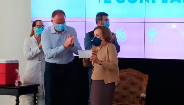 “Agora tenho data certa para voltar a trabalhar”, diz cerimonialista vacinada aos 93 anos