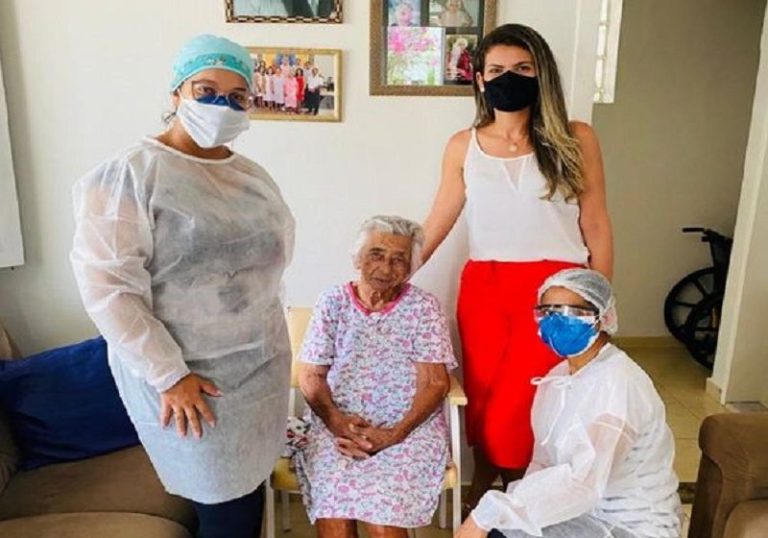 Idosa de 107 anos é a primeira a ser vacinada em Apiacá