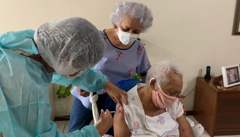 Idosa de 107 anos é vacinada contra a Covid em Guarapari