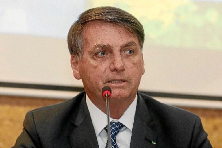 Profissionais da saúde protocolam pedido de impeachment de Bolsonaro