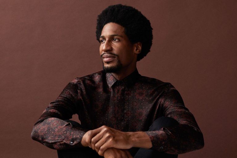 Pianista, Jon Batiste, indicado ao Globo de Ouro pela trilha de “Soul”
