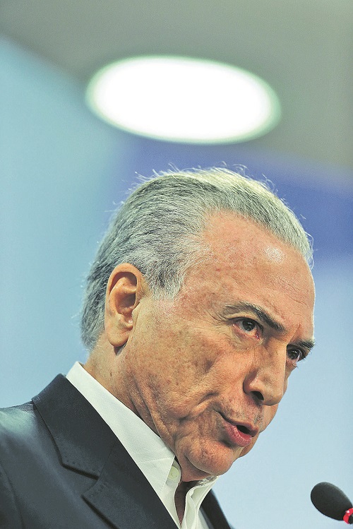 Aos 80 anos, Michel Temer é vacinado contra a covid-19 em SP