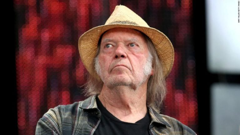 Neil Young anuncia lançamento de “álbum perdido” gravado em 1982