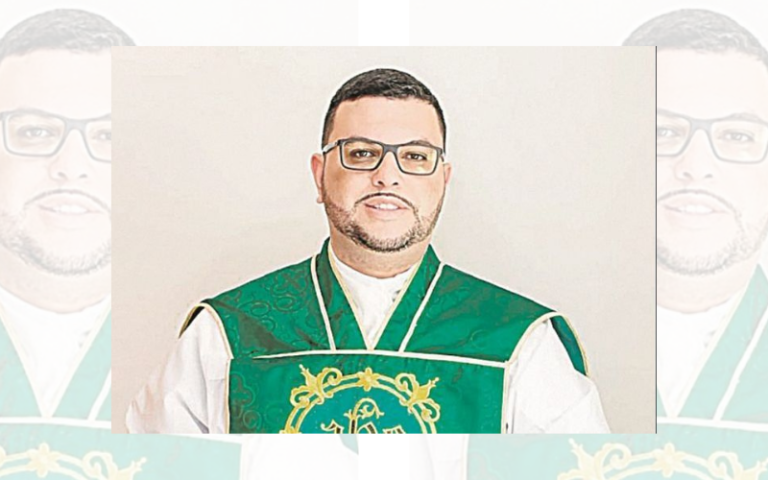 Arcebispo de Vitória participa de missa em homenagem a padre que morreu de Covid