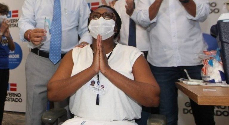 Primeira vacinada na Bahia é internada com coronavírus